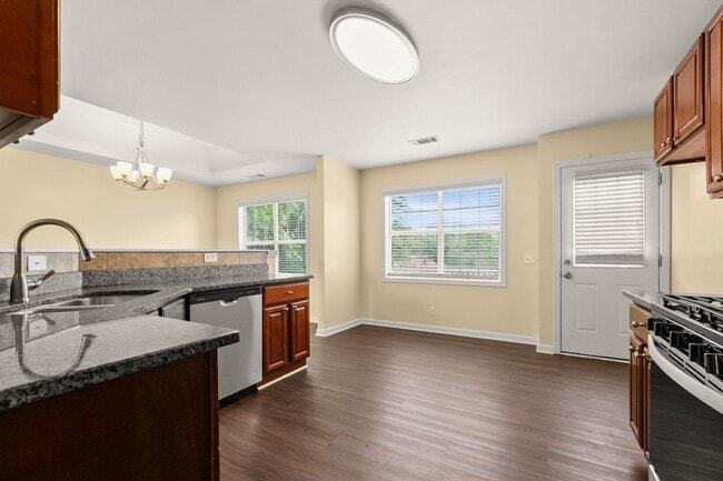 Building Photo - Charming Flowery Branch Home!