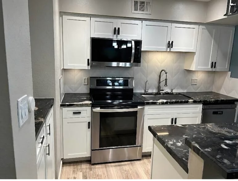 Primary Photo - 4410 N Longview Ave