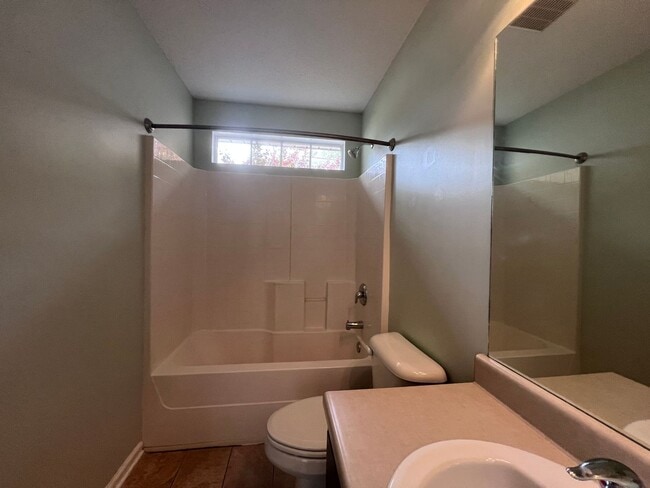 Building Photo - 3 bedroom 2 bath house in Berwick