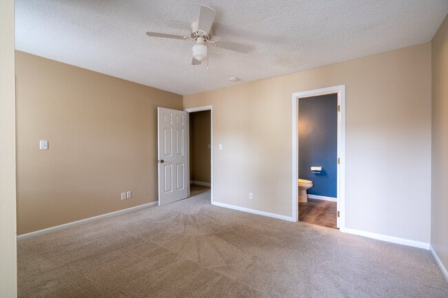 Building Photo - Two Bedroom Townhome in Raleigh's Heart!