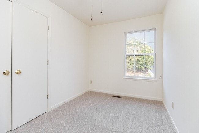 Building Photo - 3 Bedroom Townhome in Lee's Hill!
