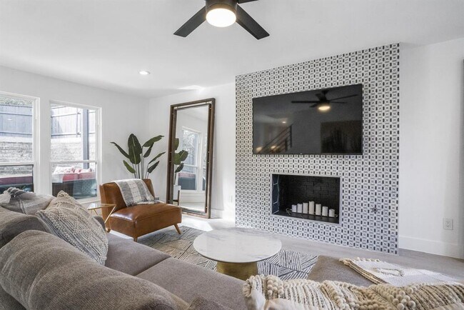 Building Photo - 2001 Wychwood Dr