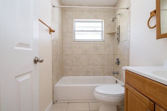 Building Photo - Indian Beach Park Duplex - walk to Ringling College!!