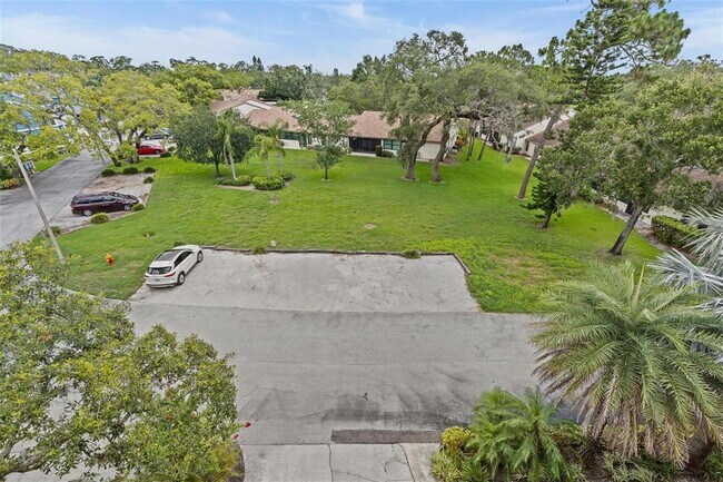 Building Photo - 1942 Golf View Dr