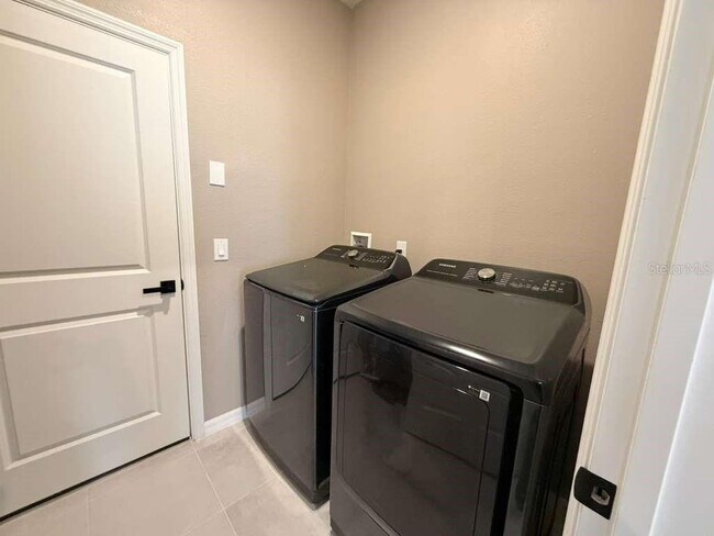 Building Photo - 2293 Treasure Hill St