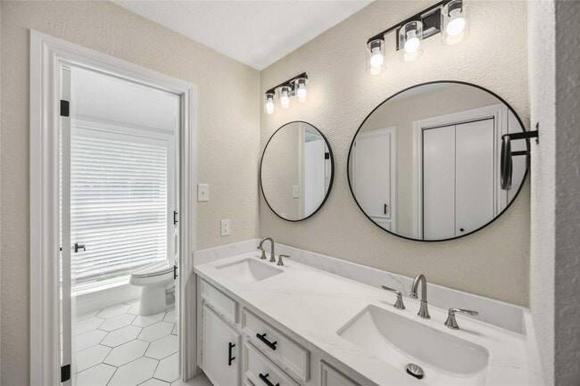 Building Photo - 5702 Old Lodge Dr