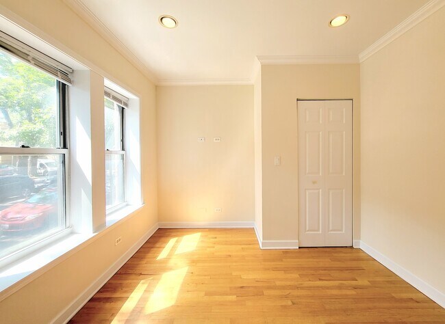 Building Photo - 2856 W Rosemont Ave