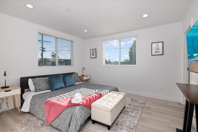 Building Photo - 4157 Normandie Ave