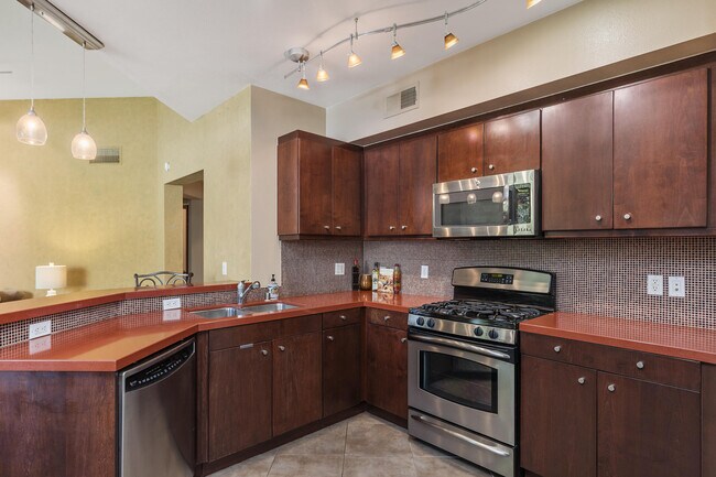 Building Photo - 780 E Palm Canyon Dr