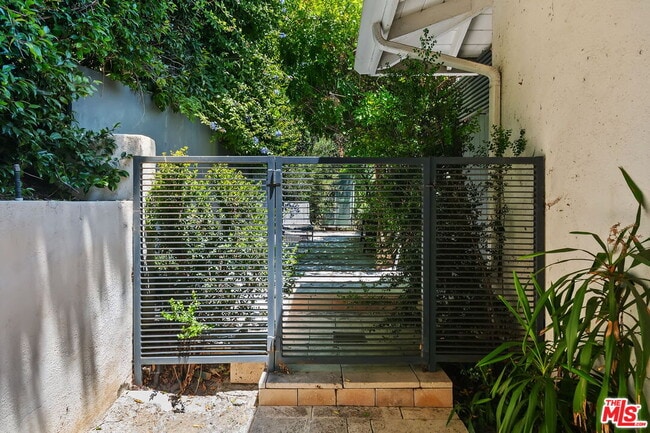Building Photo - 1166 Las Pulgas Pl