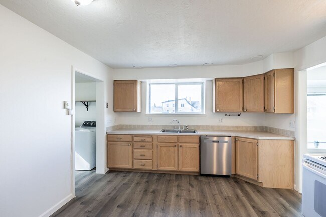 Building Photo - Newly Remodeled 3 Bed + Office, 1 Bath home in Rexburg, Fully fenced yard