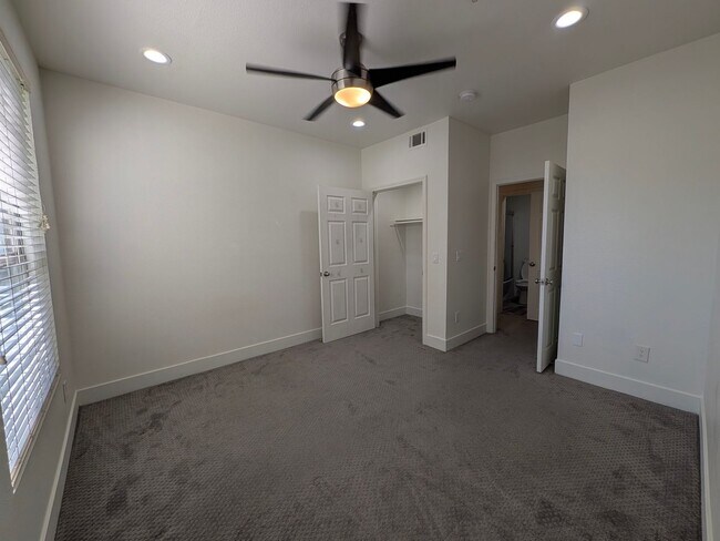 Building Photo - 2 Bedroom 2 Bathroom Condo in the Heart of Canyon Crest, Riverside!