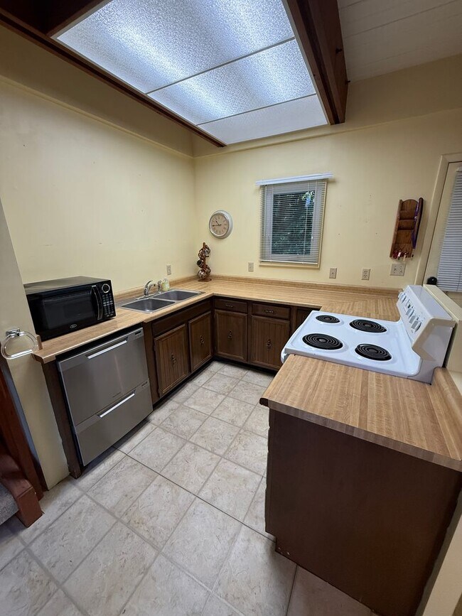 Building Photo - Cozy Huge 1 Bed with Loft and 2.5 Bath - H...