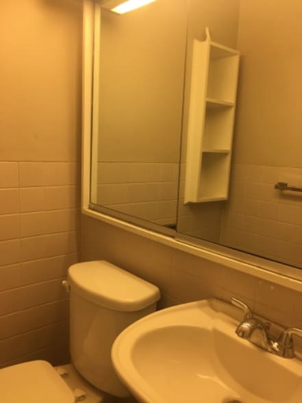 Building Photo - 703 Carriage Ct