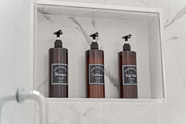 Building Photo - Gorgeous New Constriction House in Tampa