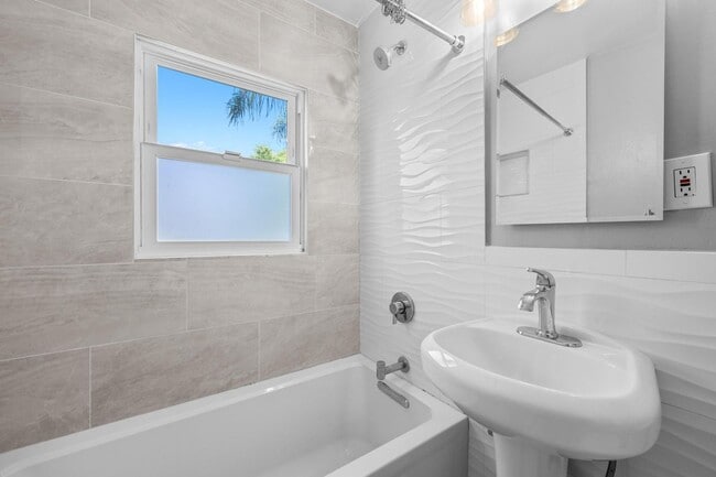 Building Photo - 2724 Treat St