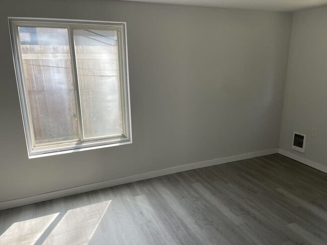 Building Photo - Nice 3-bed, 1 -bath single family house wi...