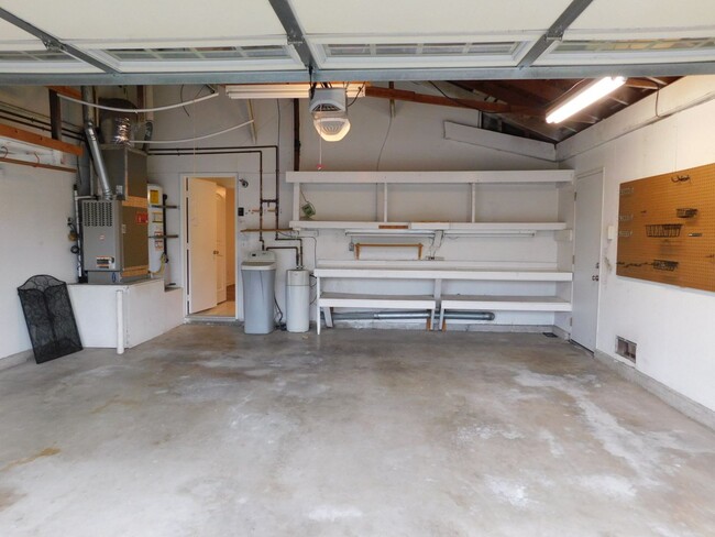 Building Photo - Spacious One Story 3-bedroom, 2-bathroom H...
