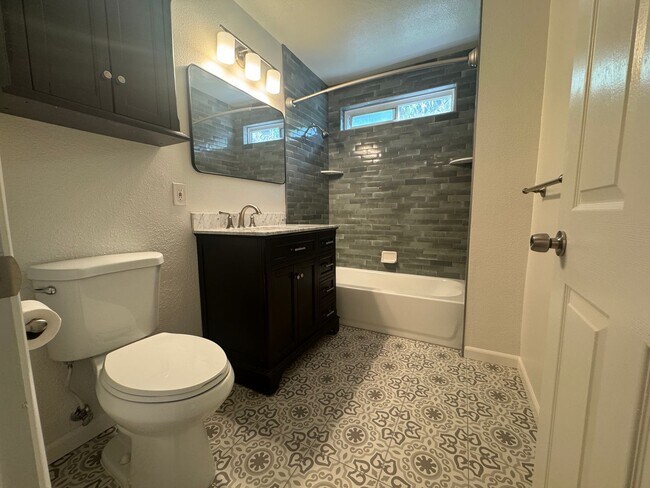 Building Photo - 2 Bedroom, 1 bath condo with washer/dryer, garage, parking, pool