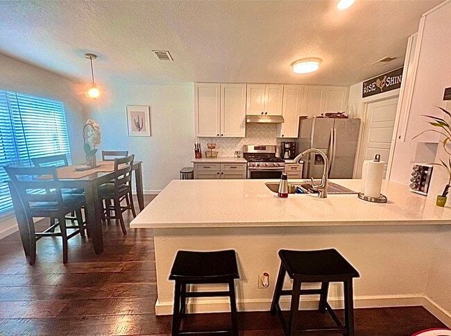 Building Photo - 303 Craigmont Dr