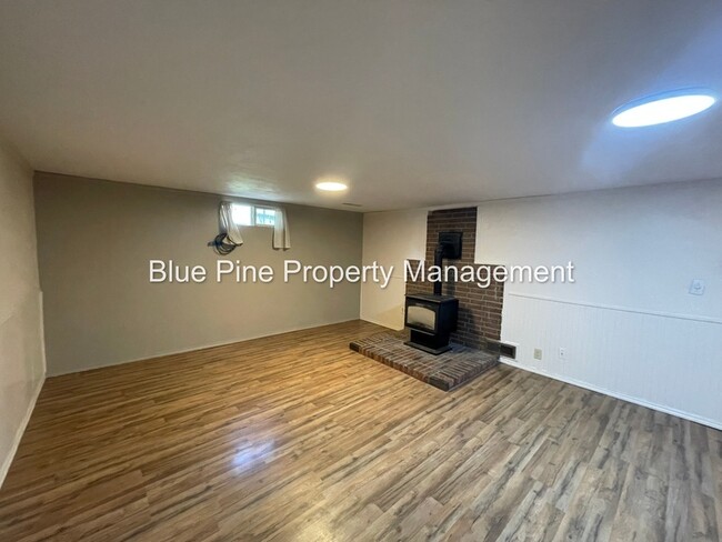 Building Photo - 395 E 24th St