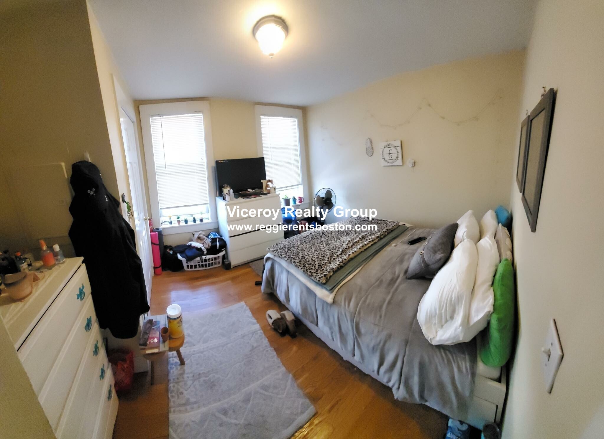 Building Photo - 861 E 1st St