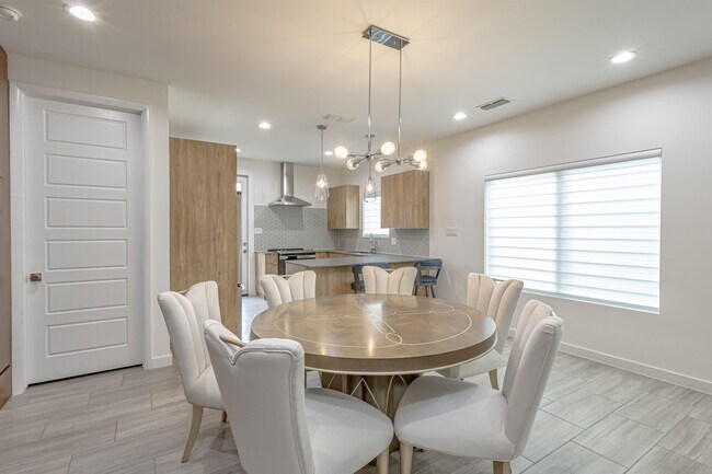 Building Photo - 423 Deer Path Lp