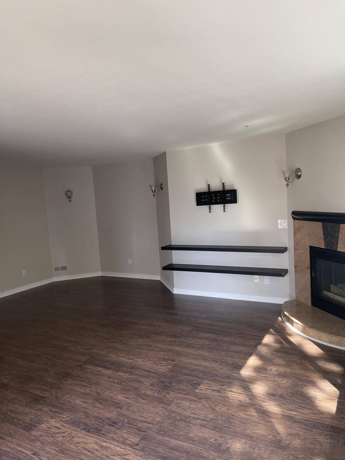 Building Photo - 622 6th Ave W