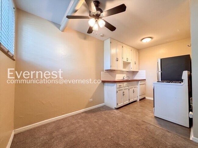 Building Photo - 1 Bed, 1 Bath Condo with Modern Amenities / Available Soon!
