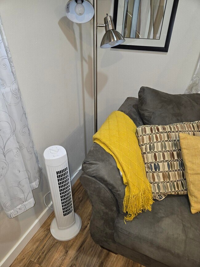 Building Photo - 1213 5th St