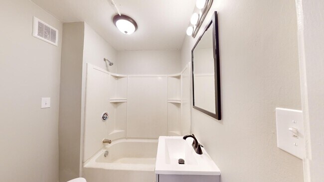 Building Photo - Clark / Fulton Area - 4 Bedroom Single Fam...