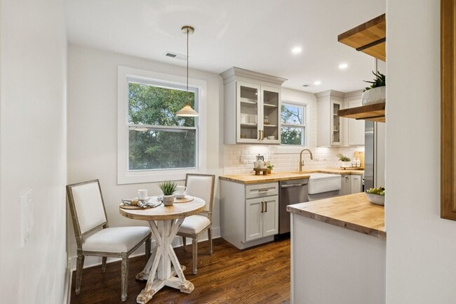 Building Photo - 215 Ash Dr