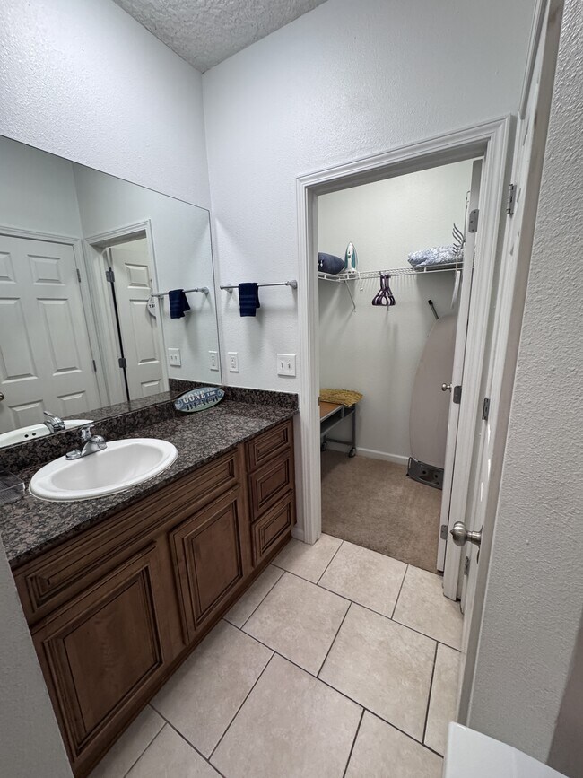 Building Photo - 1100 Century Oaks Dr