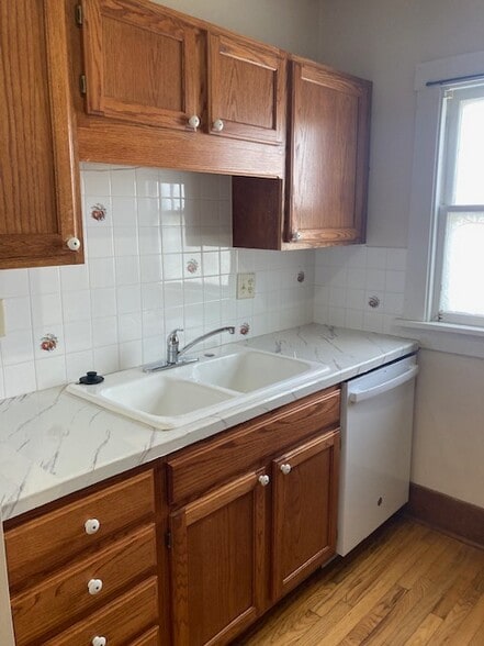 Building Photo - 305 W 30th St