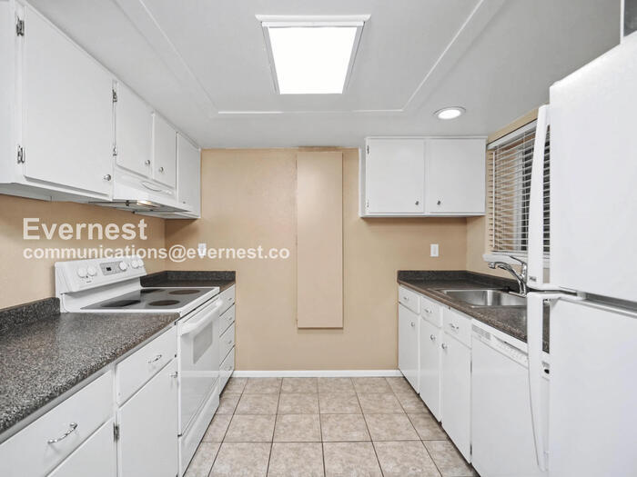 Building Photo - 9398 Redmond - Woodinville Rd NE