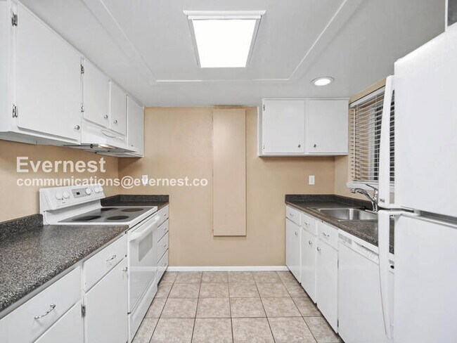 Building Photo - 9398 Redmond - Woodinville Rd NE