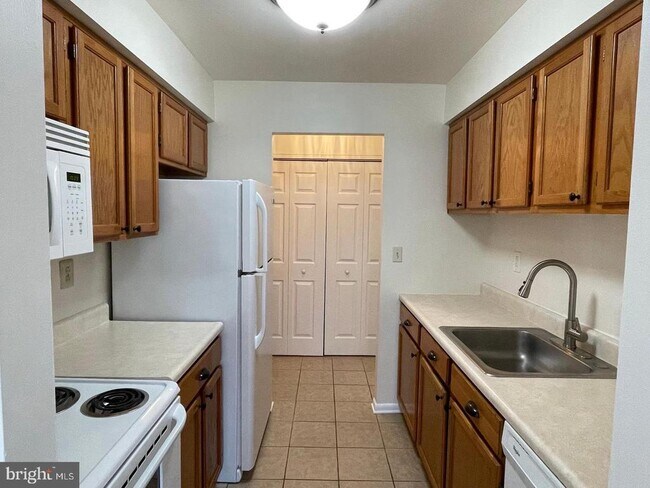 Building Photo - 3017 Valley Dr