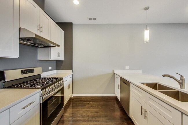 Building Photo - 2910 S Archer Ave