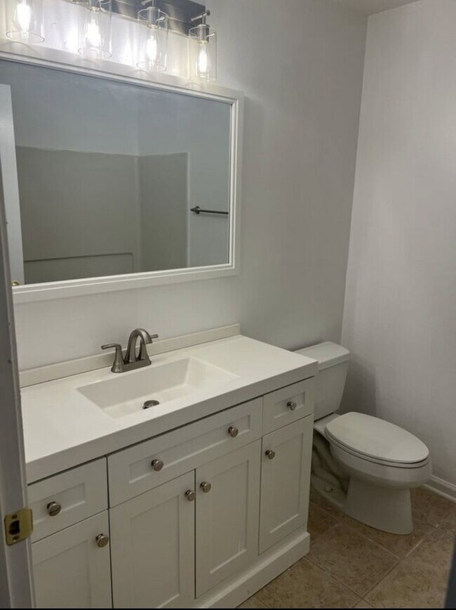 Building Photo - Spacious Three Bedroom Townhome in Old South!