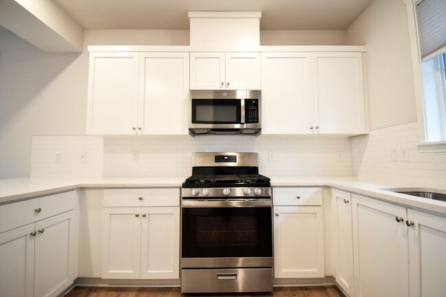 Building Photo - Beautiful 4 Bedroom 3.5 BA Home! Mother in Law Suite, Attached Garage & Top floor Bonus Room!