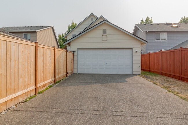 Building Photo - Charming 3-bedroom home with AC on Palisad...