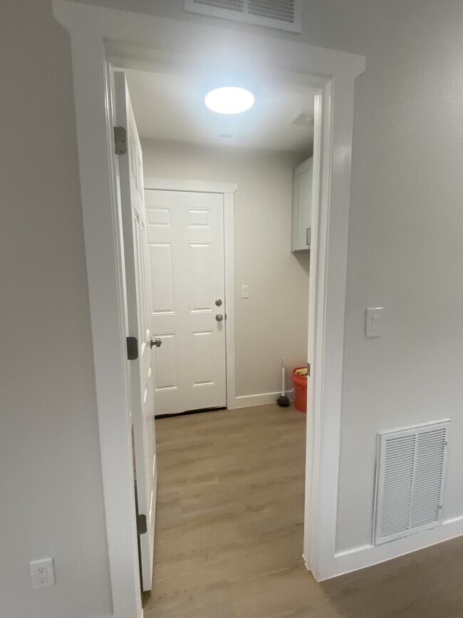 Building Photo - 1341 N Stratton Ave