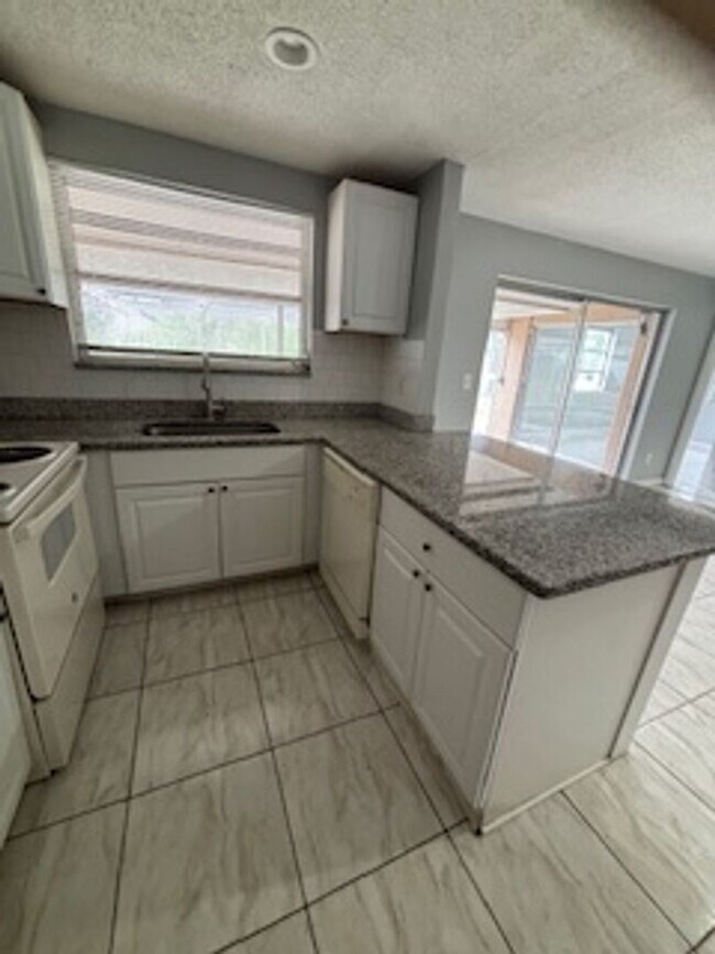 Building Photo - Large  3 bedroom, 2 bath pool home.
