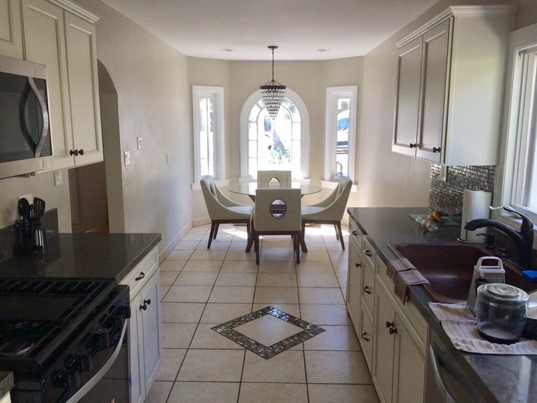 Kitchen with breakfast area - 1350 S Curson Ave