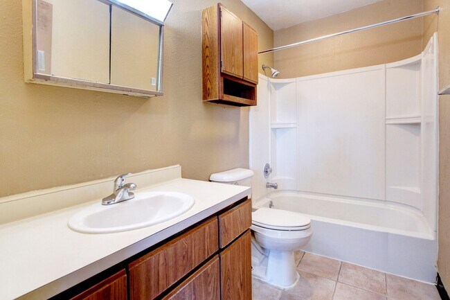 Building Photo - 2 BED 1 BATH UPPER LEVEL APARTMENT