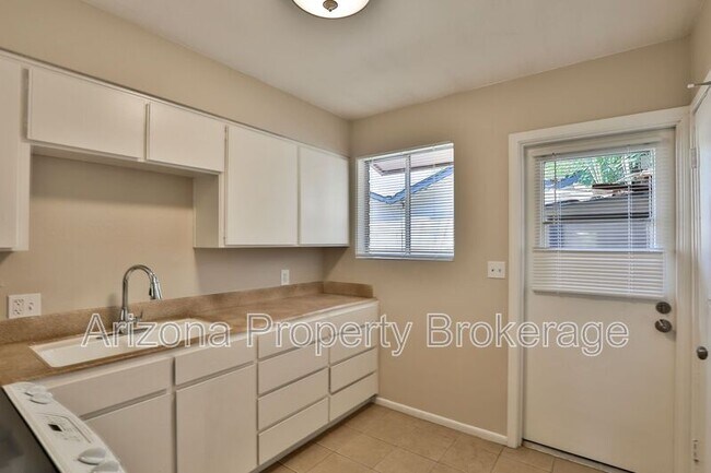 Building Photo - 2323 S College Ave