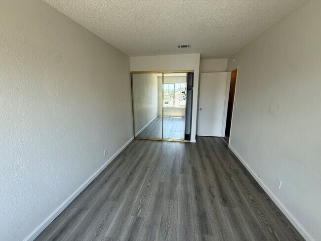 Building Photo - Rare Remodeled 5 Bedroom 2.5 Bath Tri Level in Vacaville