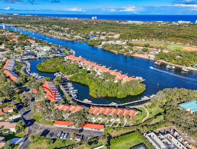 Building Photo - 2320 Treasure Isle Dr