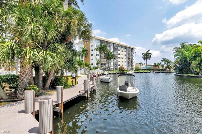 Building Photo - 1 br, 1 bath  - 2990 NE 16th Ave