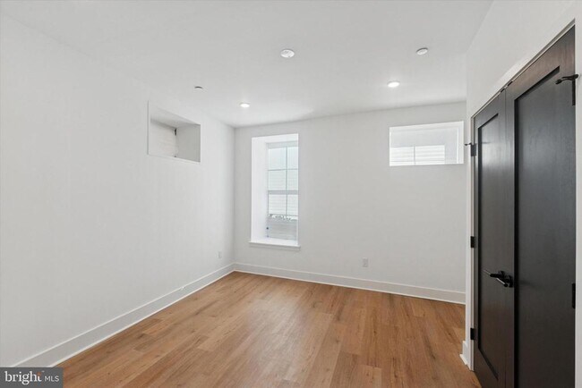 Building Photo - 2141 E Hagert St